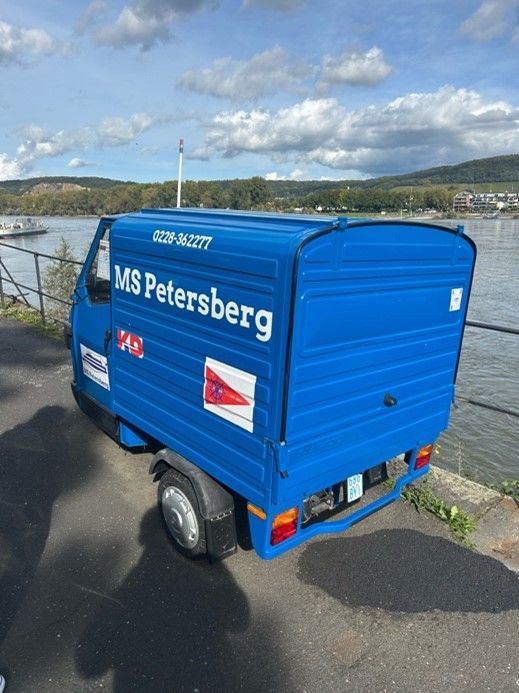 Ein blauer MS Petersberg Van steht am Straßenrand