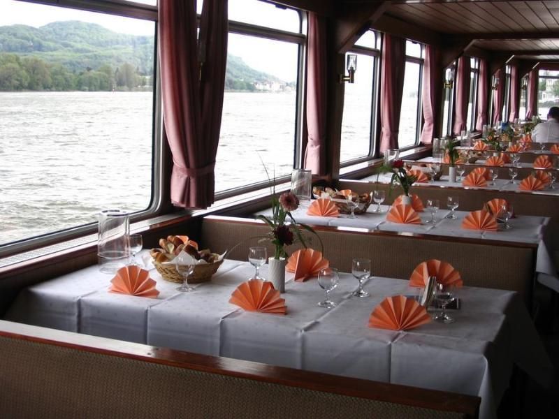 MS Petersberg Deck, gedeckte Tische