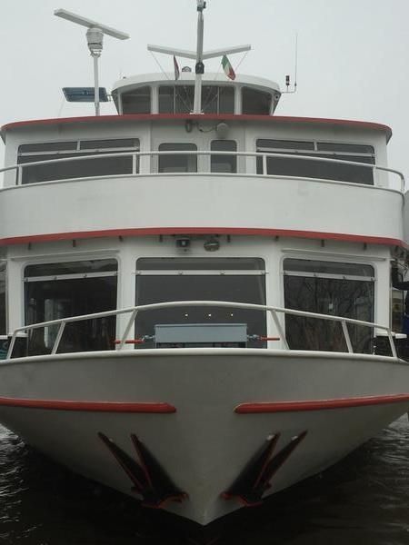 MS Petersberg bei Tag Vorderansicht