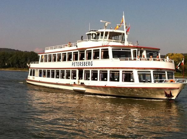 MS Petersberg bei Tag