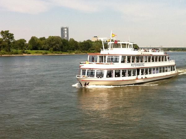 MS Petersberg bei Tag