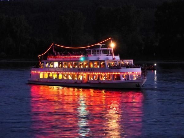 MS Petersberg bei Nacht