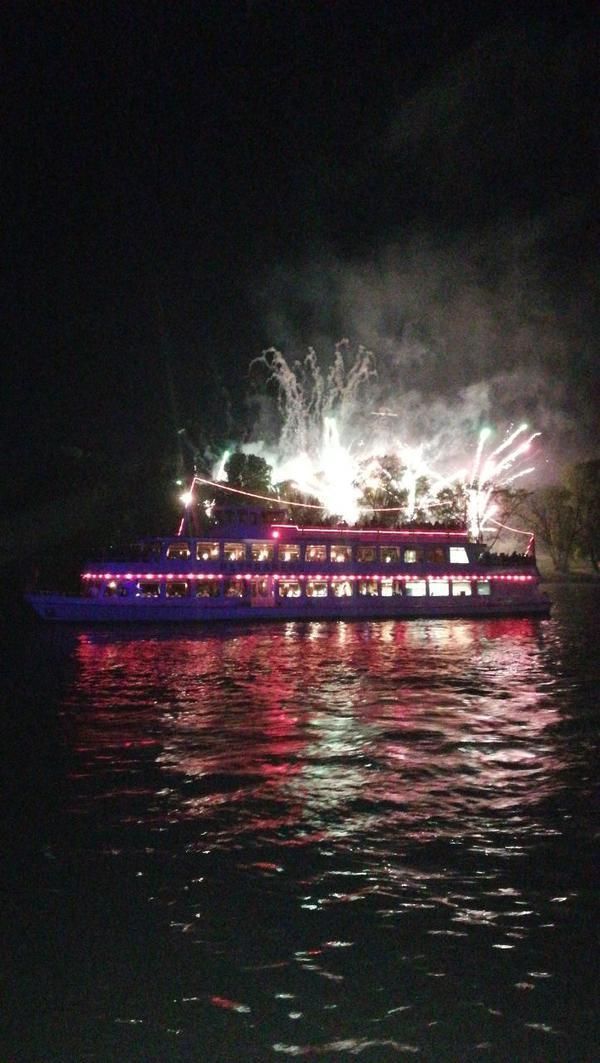 MS Petersberg bei Nacht