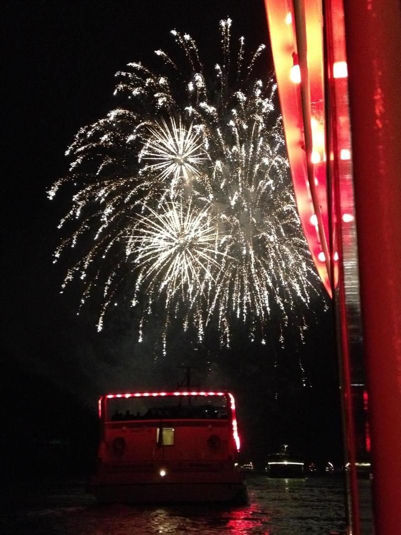 MS Petersberg Aussicht Feuerwerk