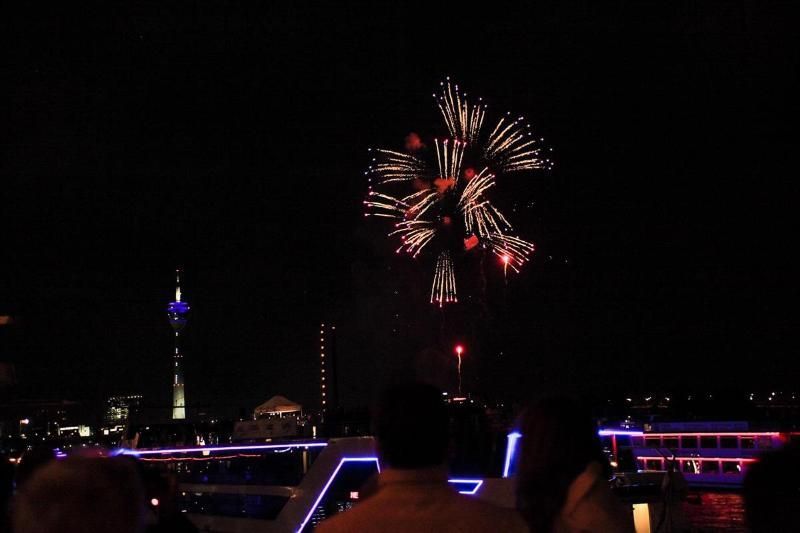 MS Petersberg Aussicht Feuerwerk