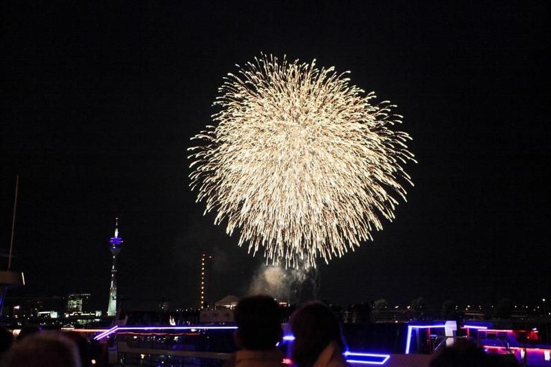 MS Petersberg Aussicht Feuerwerk