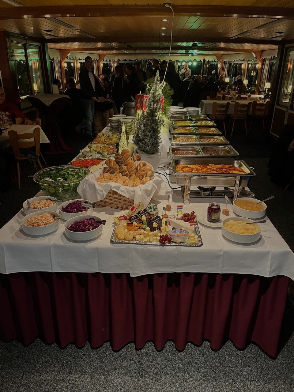 Buffet an Bord der MS Petersberg beim Schiff chartern auf dem Rhein