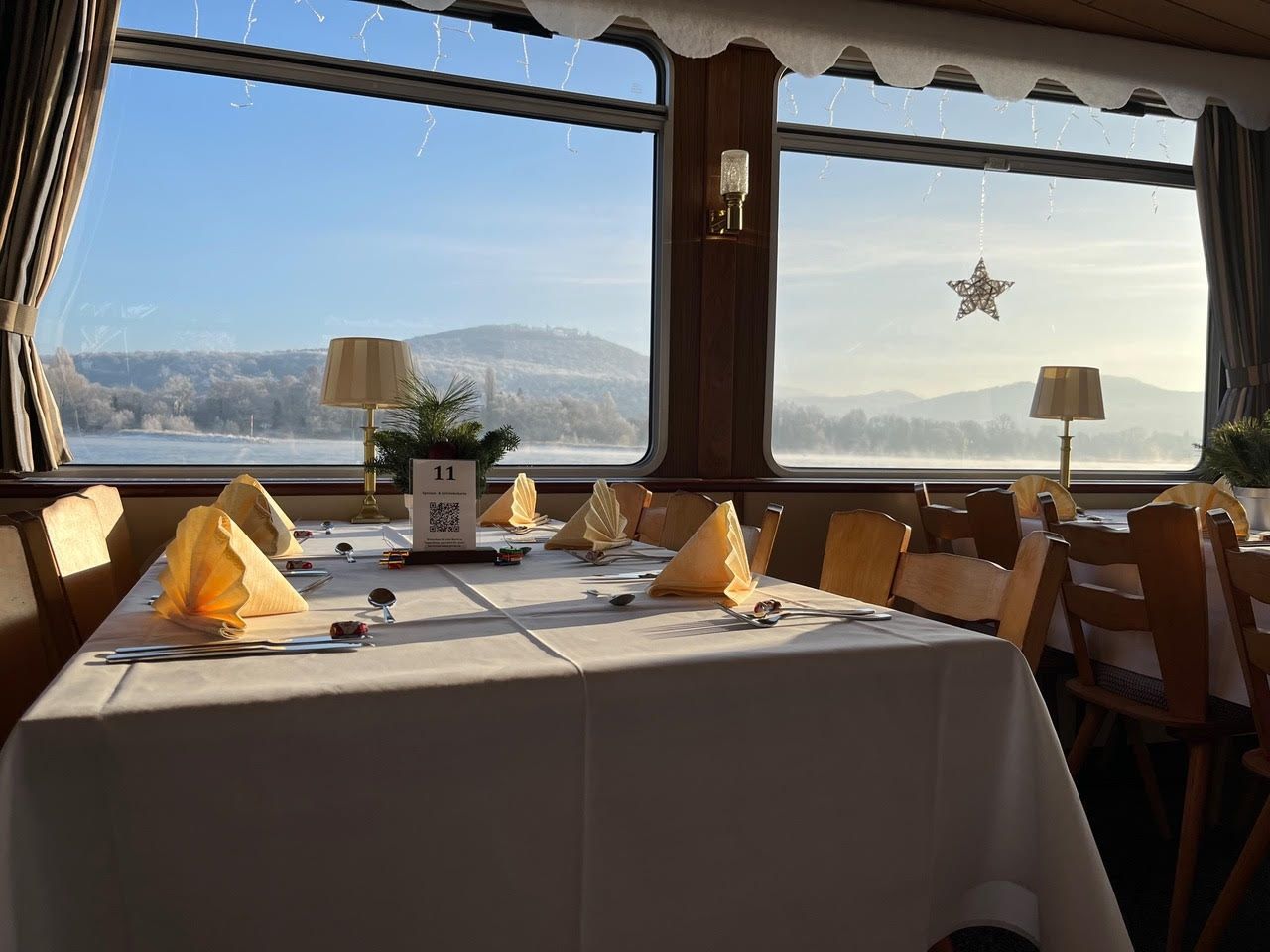 Gedeckter Tisch auf der MS Petersberg mit Rheinblick beim Schiff chartern auf dem Rhein