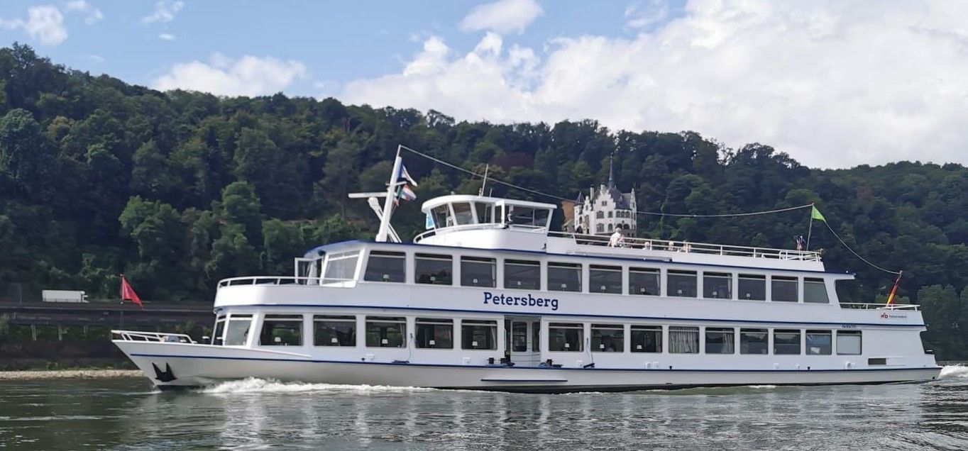 Die MS Petersberg bei der Schifffahrt ab Königswinter auf dem Rhein mit Blick auf das Siebengebirge