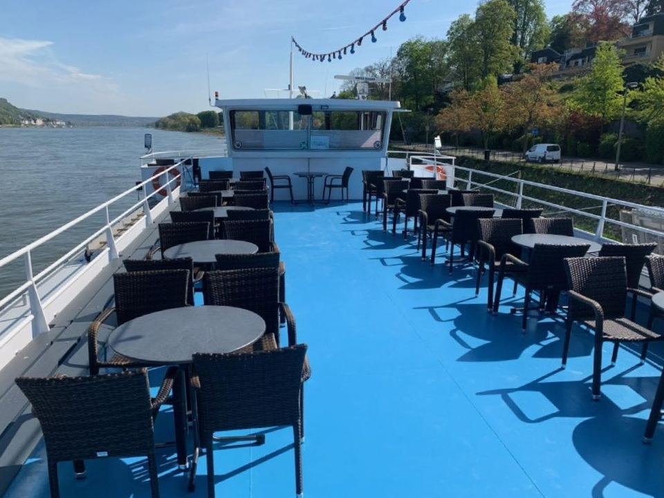 Das Sonnendeck der MS Petersberg während einer Schiffstour ab Königswinter auf dem Rhein.