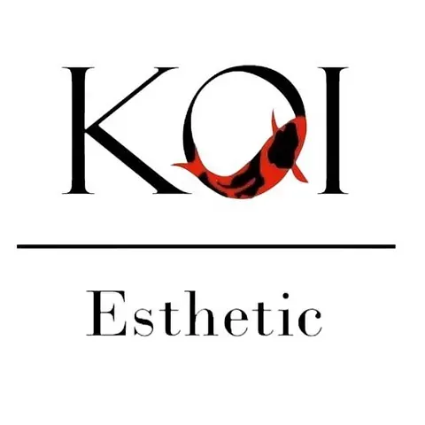 Un logotipo para la estética koi con un pez rojo en el medio.