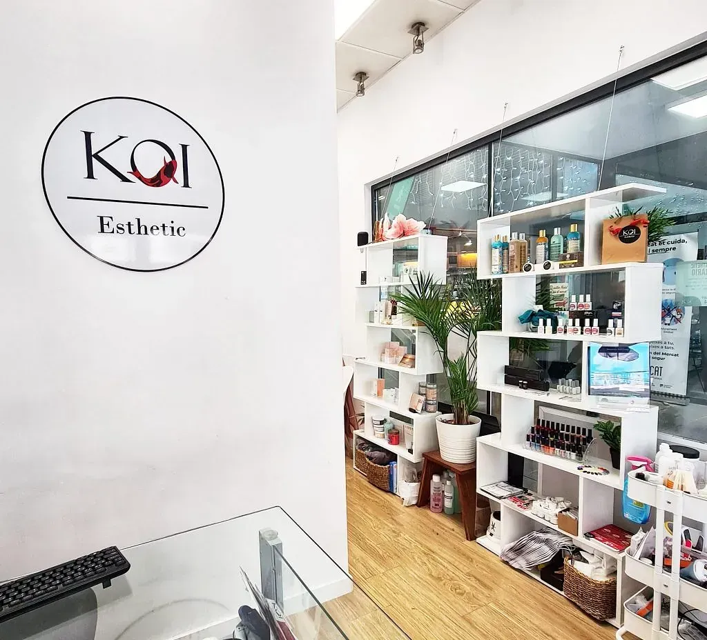 Una habitación con muchos estantes y un cartel en la pared.