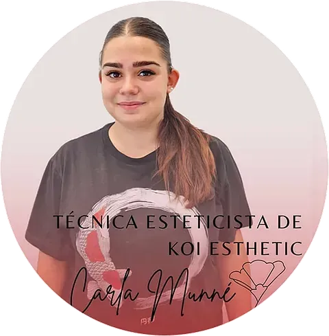 Una mujer con una camisa negra está de pie en un círculo.