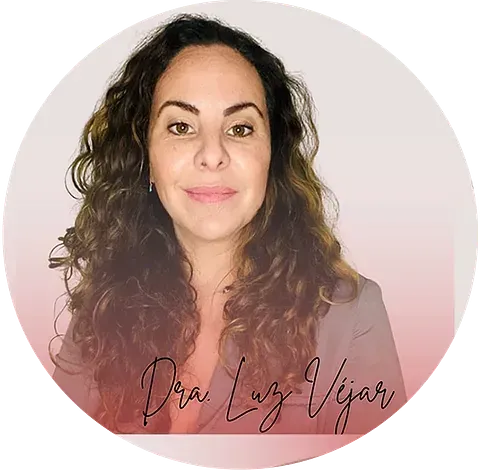 Una mujer con cabello rizado sonríe a la cámara en un círculo.