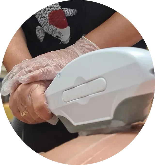 Una persona que lleva guantes está utilizando una máquina.