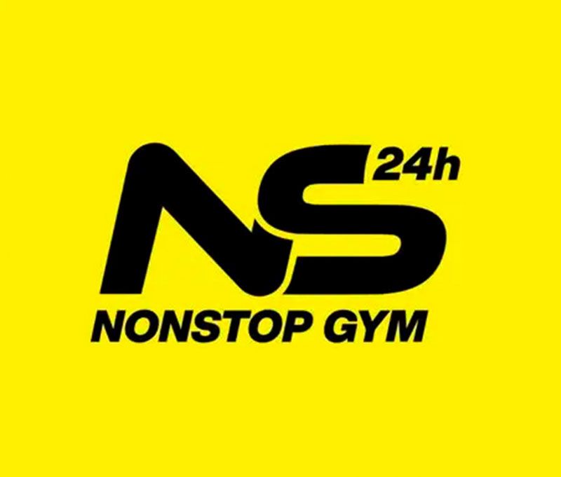 Logotipo del gimnasio NS 24h Nonstop sobre un fondo amarillo brillante.