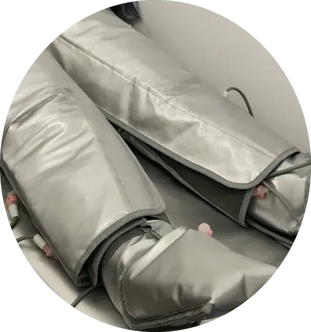 Una persona está acostada en una cama con una manta sobre las piernas.