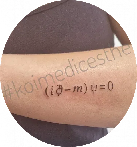 Una persona tiene un tatuaje en el brazo que dice 