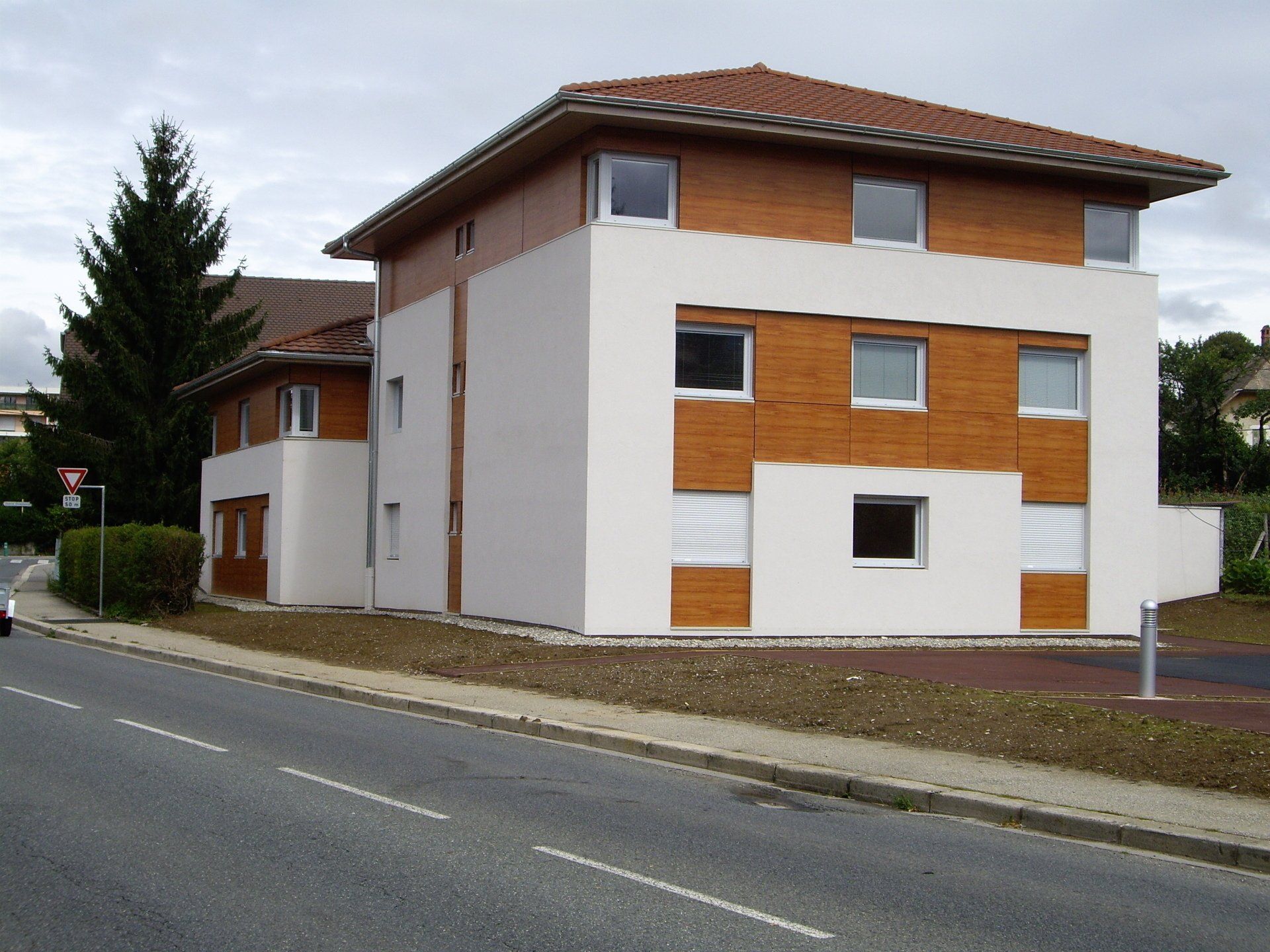 Bardage extérieur en bois composite à lames verticales