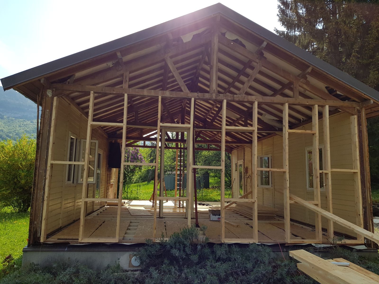 Maison bois contemporaine et maison traditionnelle