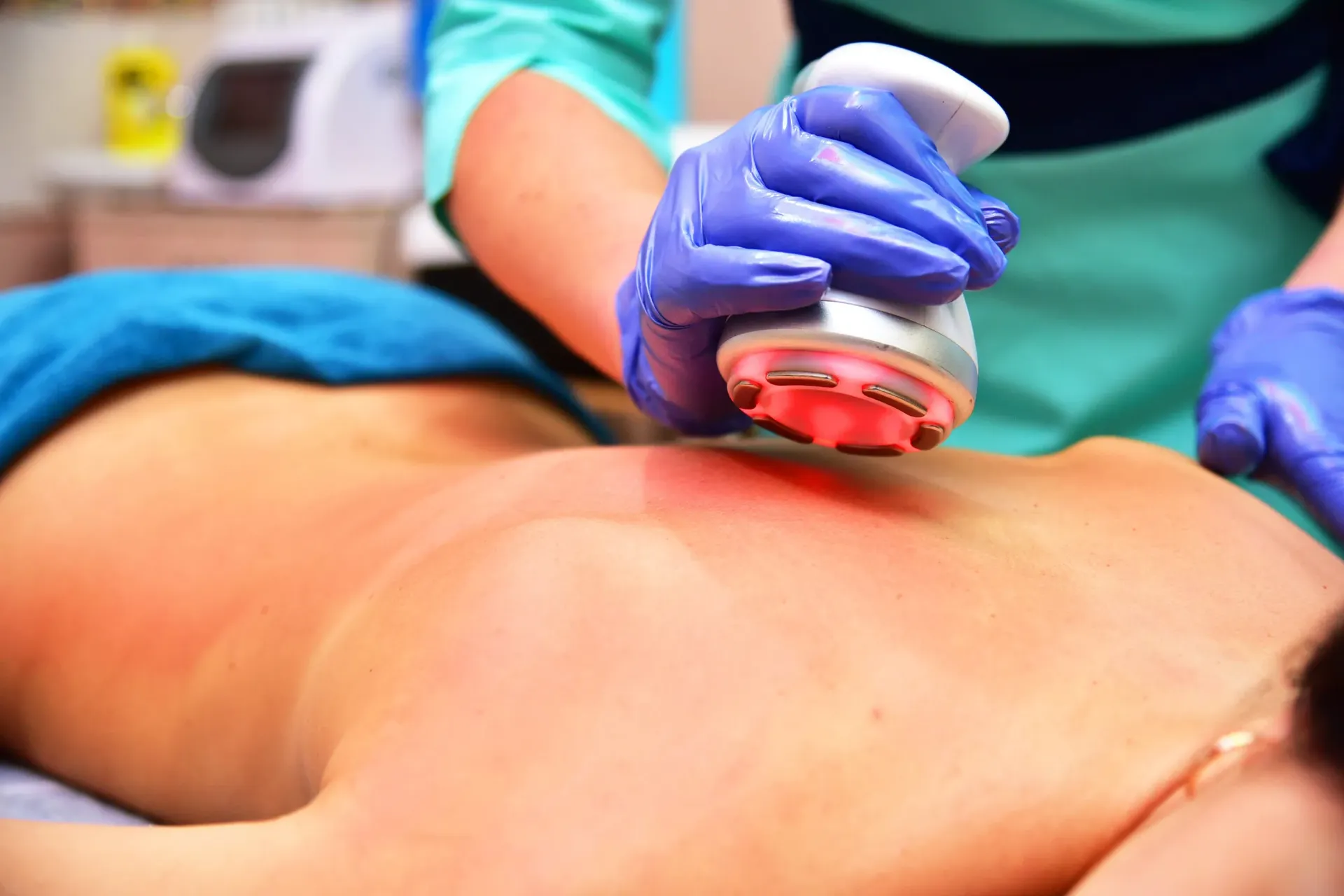 Masajista utilizando una piedra al rojo vivo en la espalda de un cliente durante un tratamiento de spa.