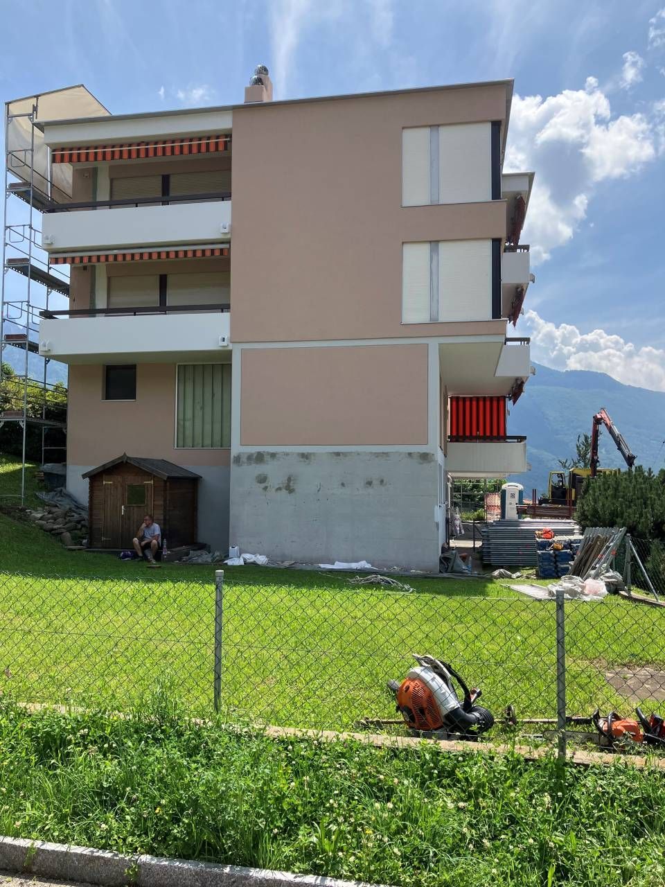 Un'immagine di una montagna in un quadrato su uno sfondo bianco.