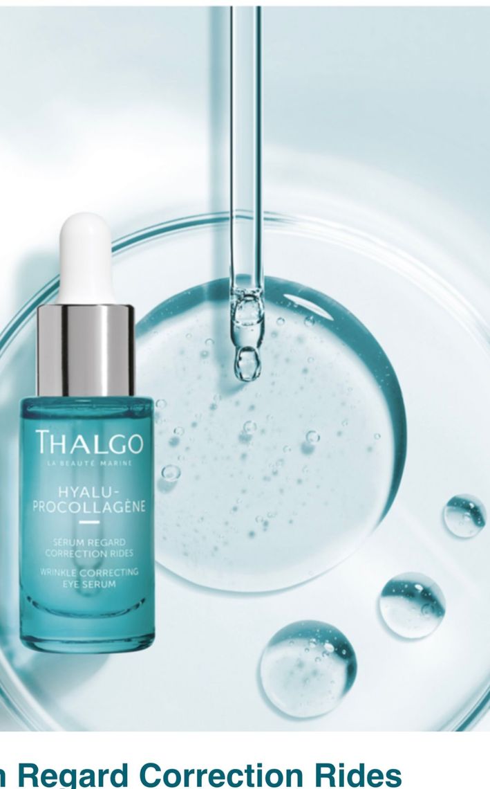 Flacon de sérum Thalgo Hyalu-Procollagene avec compte-gouttes, sur fond bleu clair.