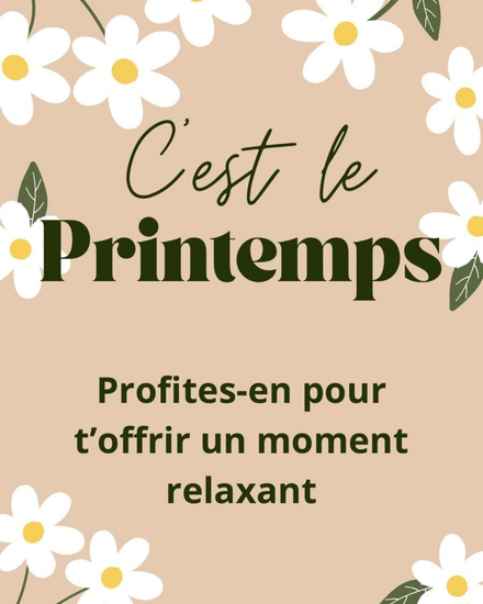 Des pieds vernis en noir, effleurés par une main tenant une fleur, probablement dans un salon de beauté.