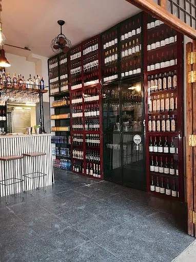 Un restaurante con muchas botellas de vino en los estantes.