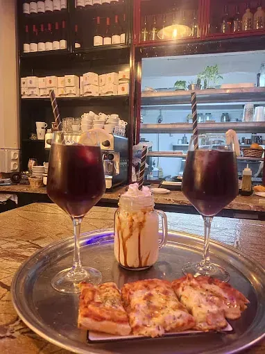 Una bandeja de comida y bebidas en una mesa en un restaurante.