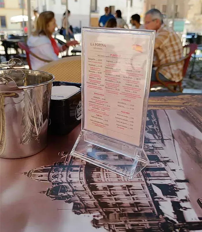En un restaurante se muestra un menú en una mesa.