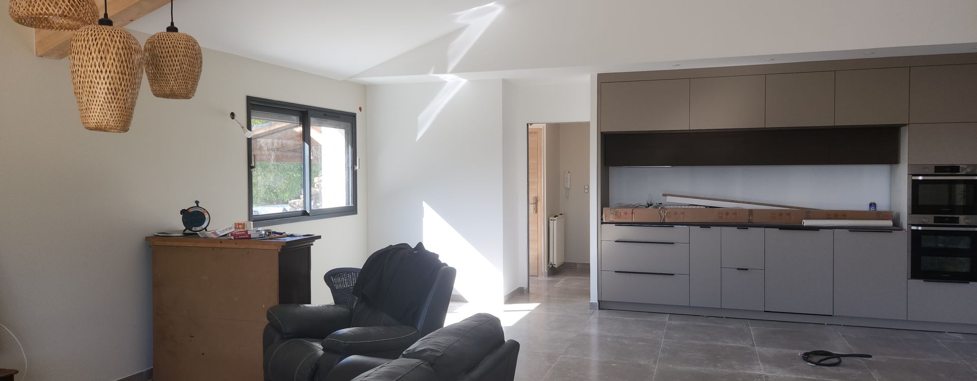 Pièce centrale spacieuse blanche et couleur taupe.