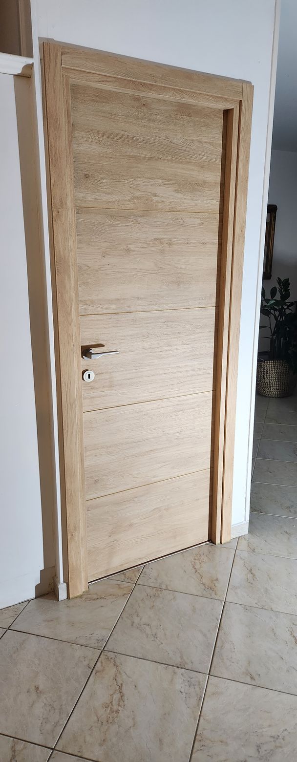 Porte et encadrement en bois