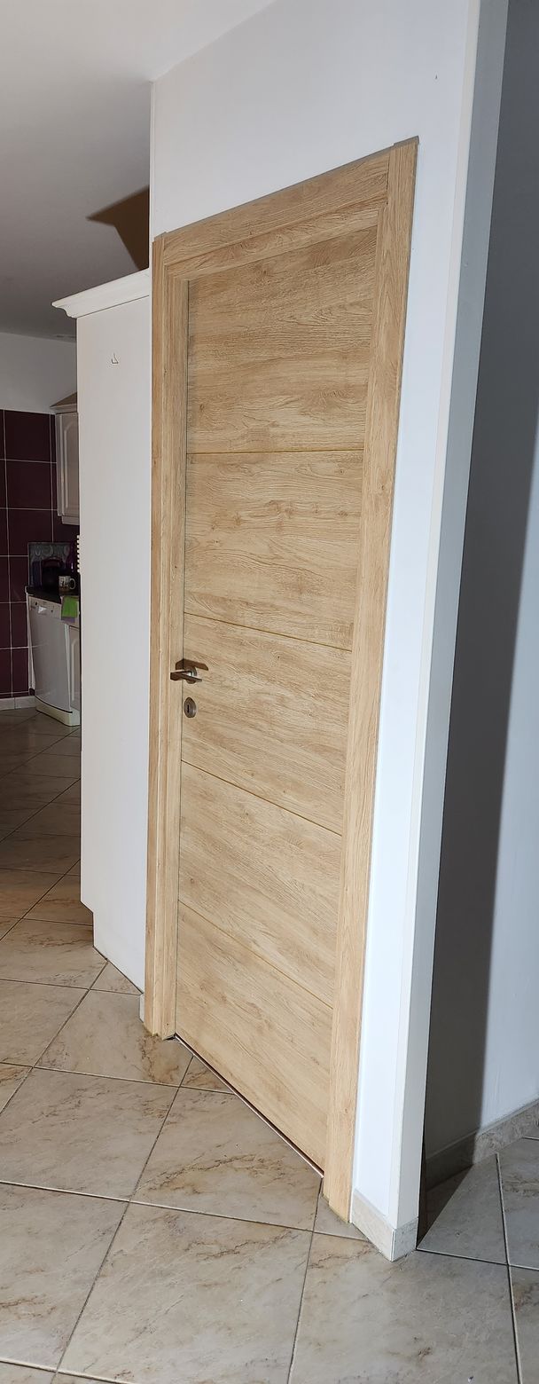 Pose de porte intérieur en bois
