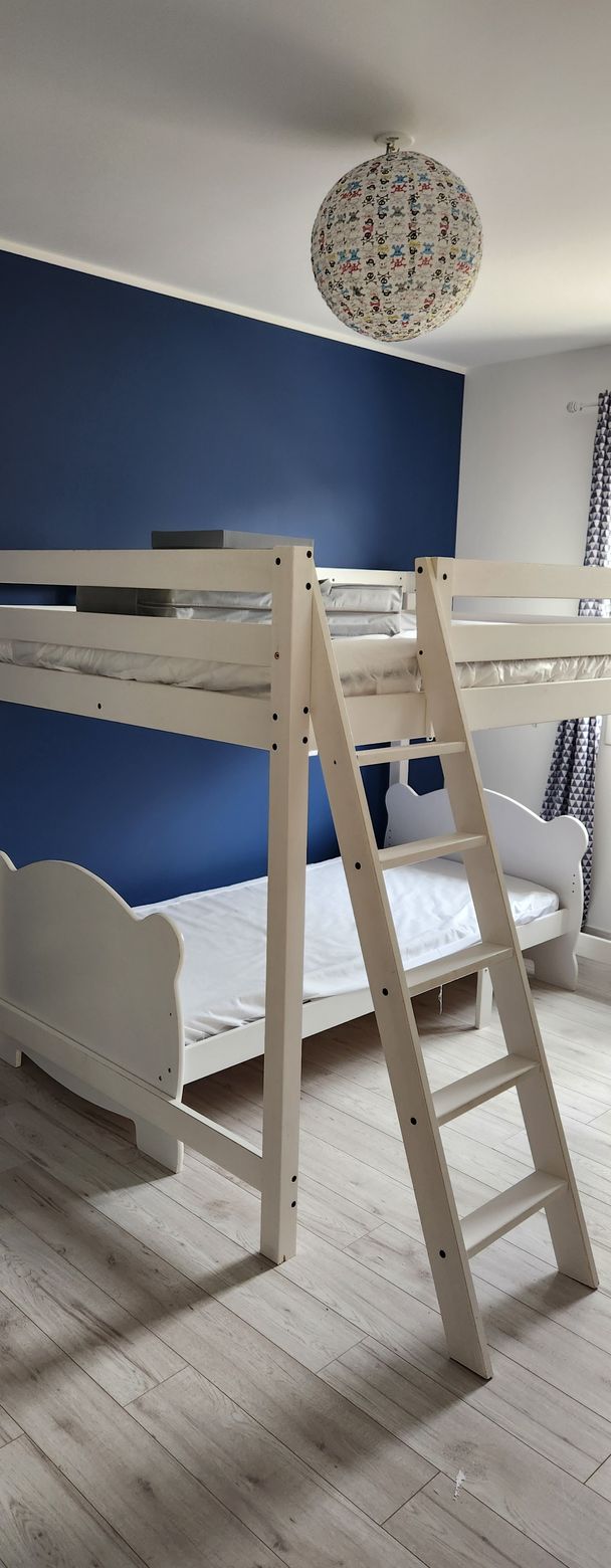 Chambre en mezzanine bleu marine et blanc.
