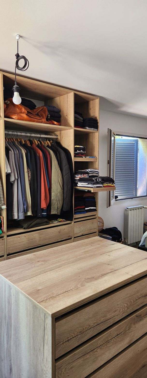 Dressing avec étagère coulissante