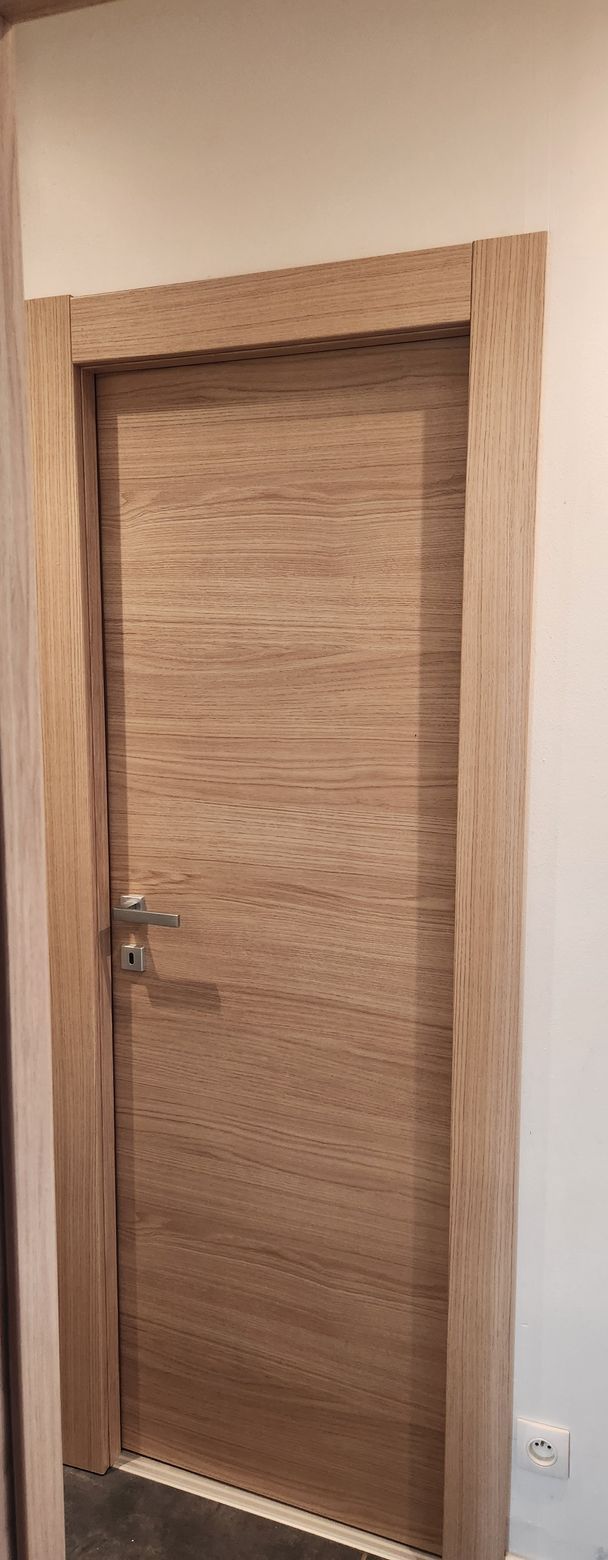 Pose de porte en rénovation sur ancien cadre déjà existant sur mesure