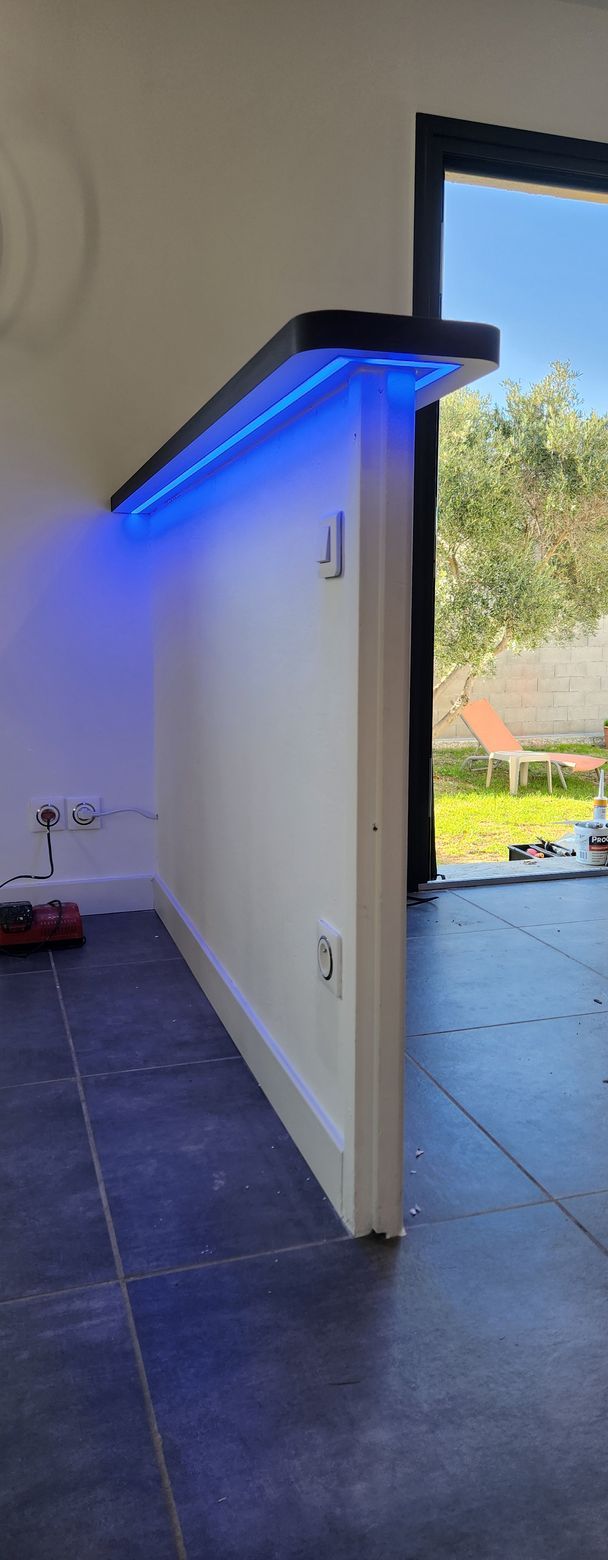 Plan de travail avec lumière bleue