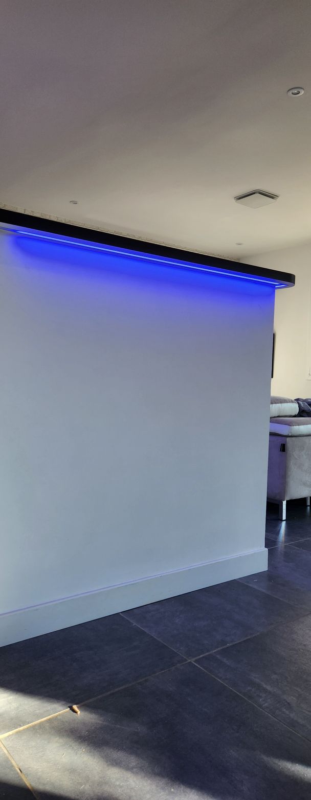 Lumière bleu sous plan de travail