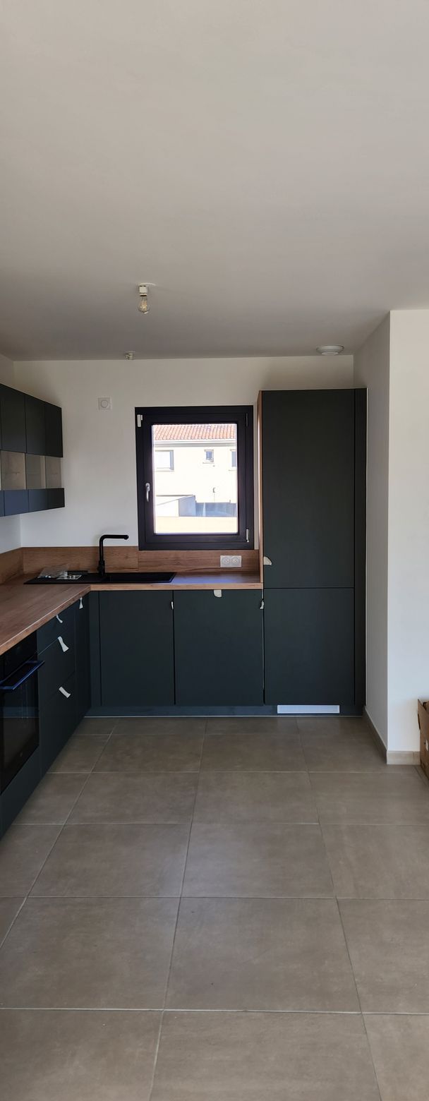 Cuisine gris mâte avec fenêtre