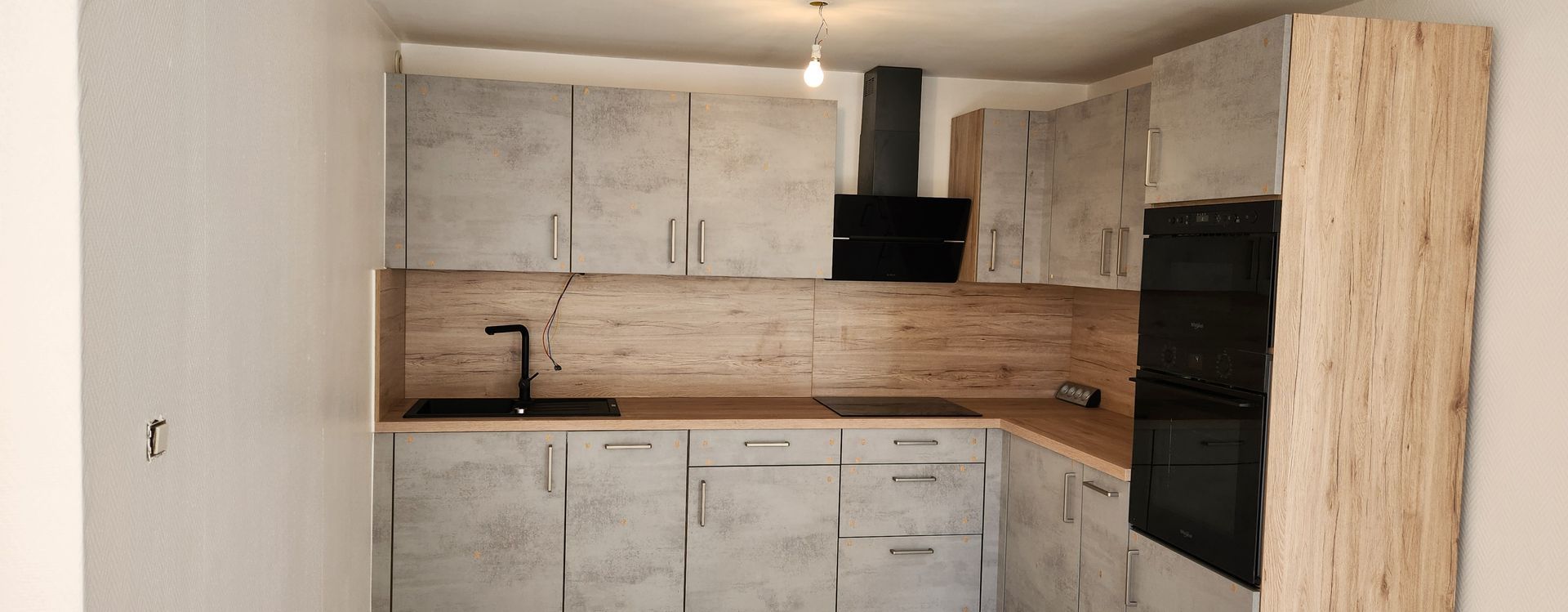 Conception + pose de cuisine
Façade effet béton gris clair
Plan travail bois