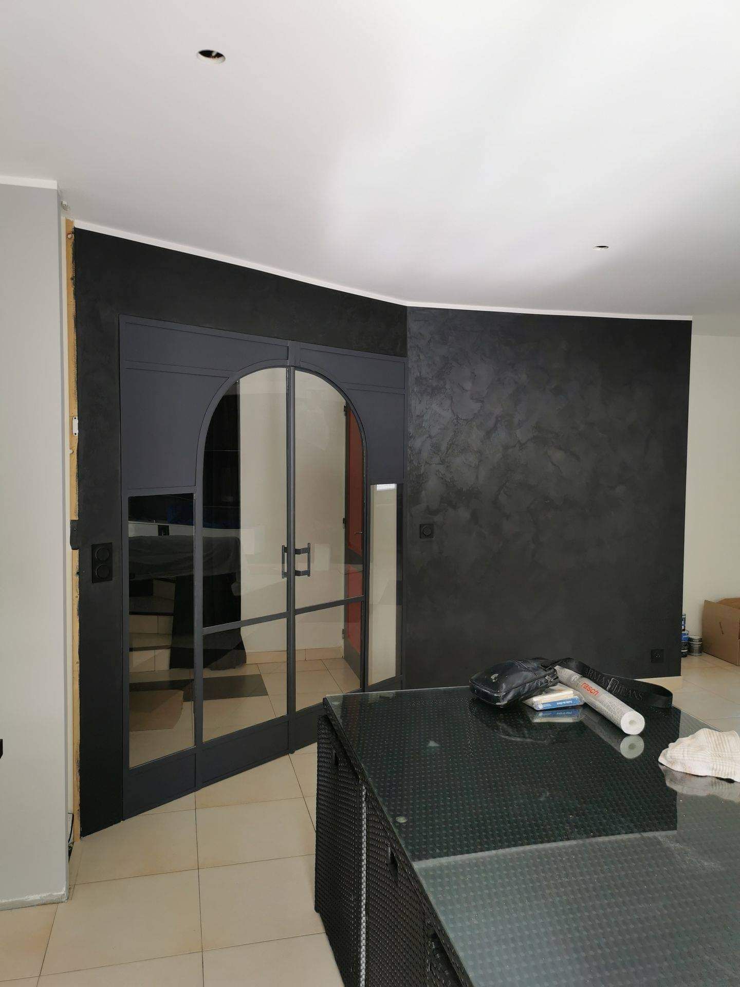 Mur et porte d'entrée en noir.