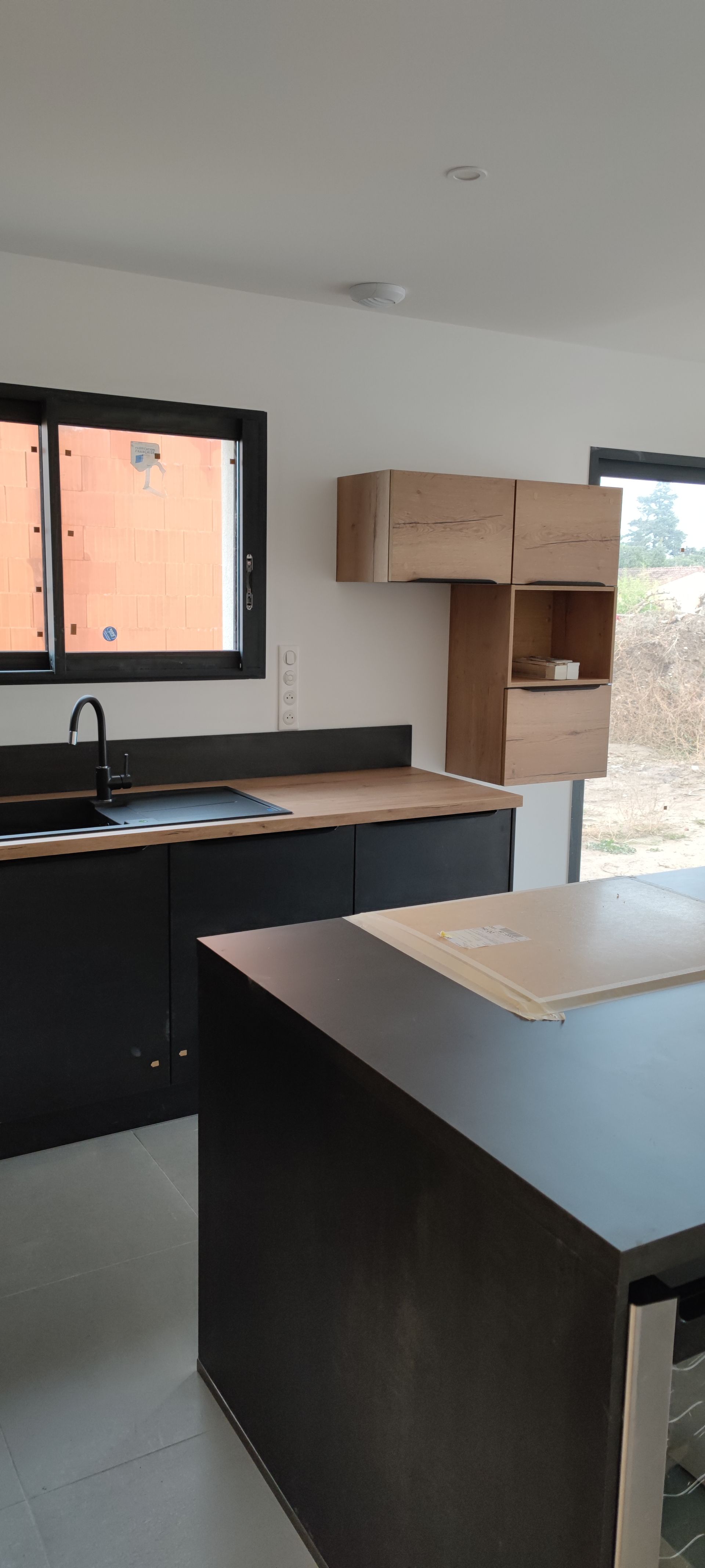 Cuisine avec meubles noir et bois