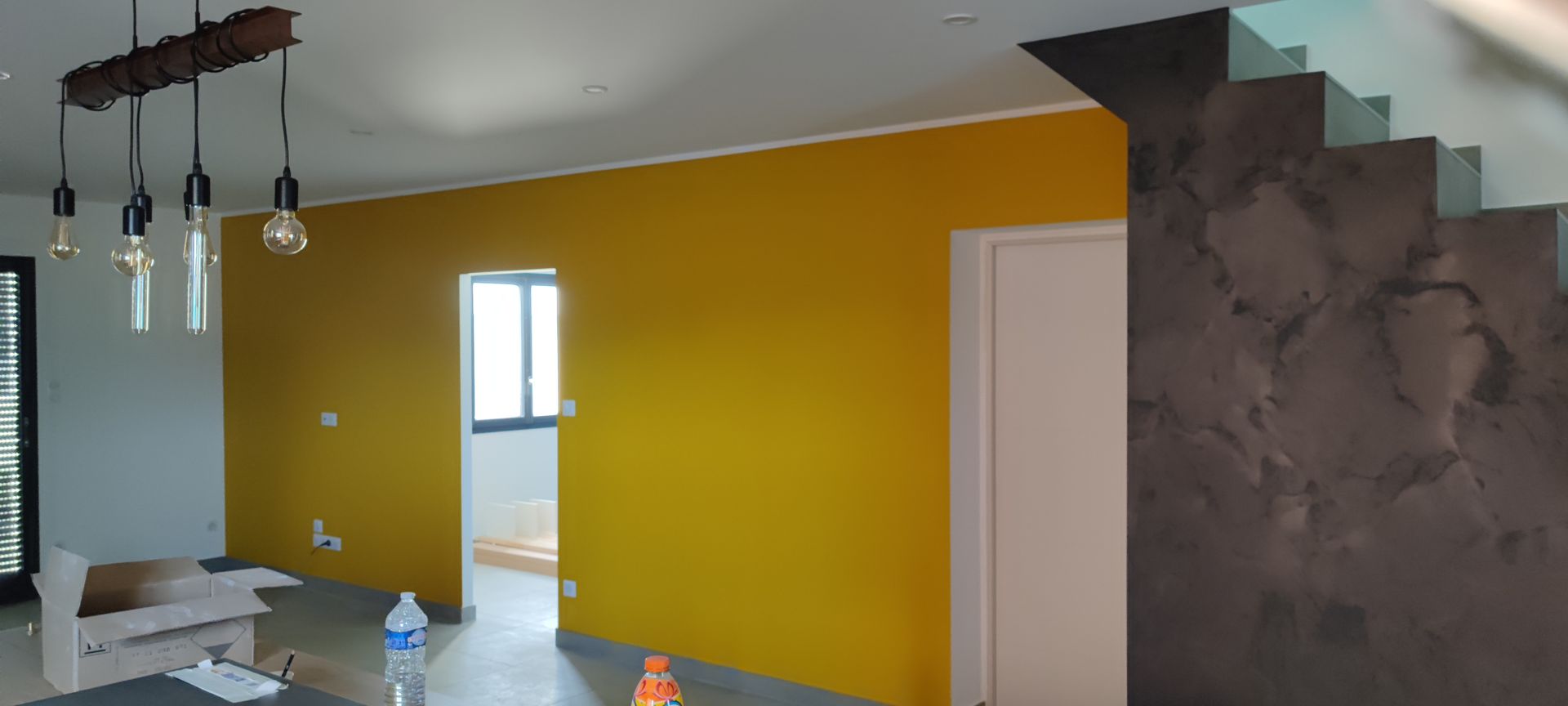 Mur en jaune.