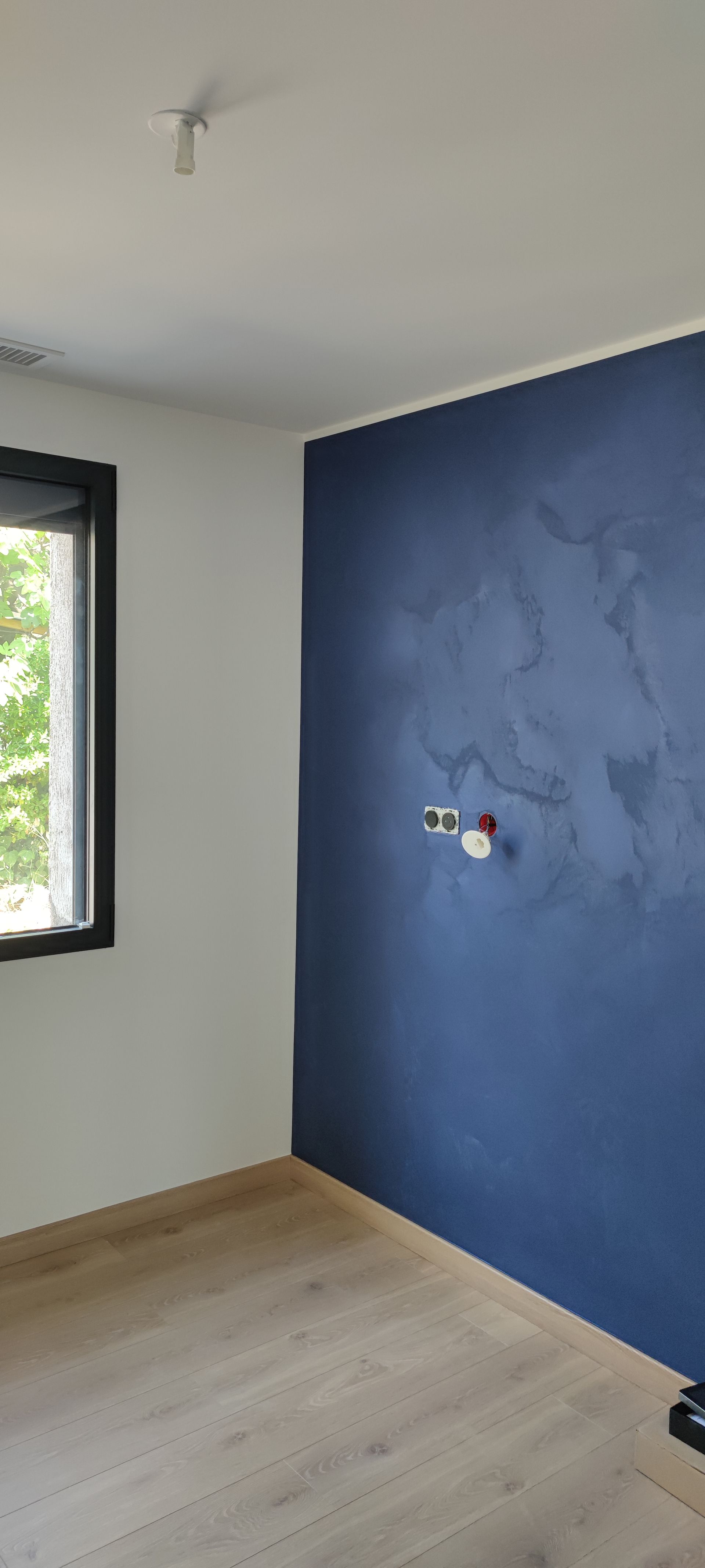 Photo de chambre dans le coin avec une partie blanche et une partie bleu marine.