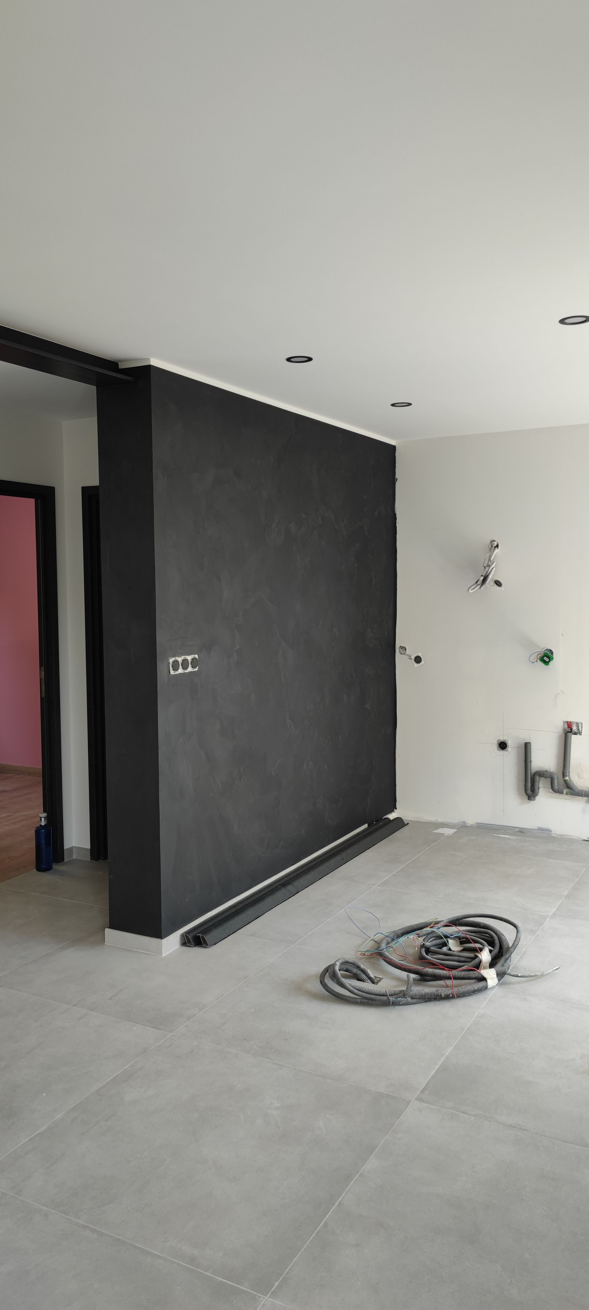 Pièce en travaux noir et blanche.