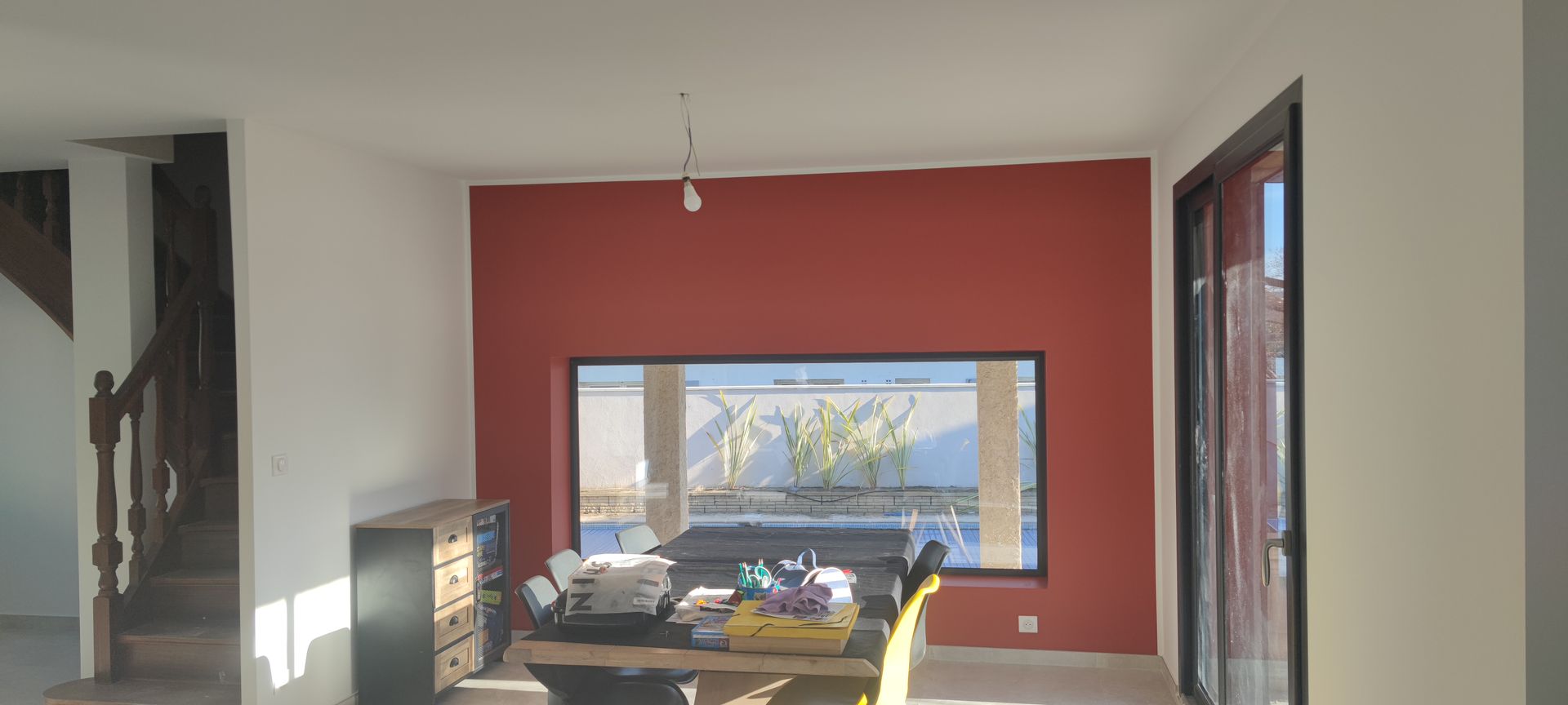 Grande pièce à manger lumineuse blanche et rouge.