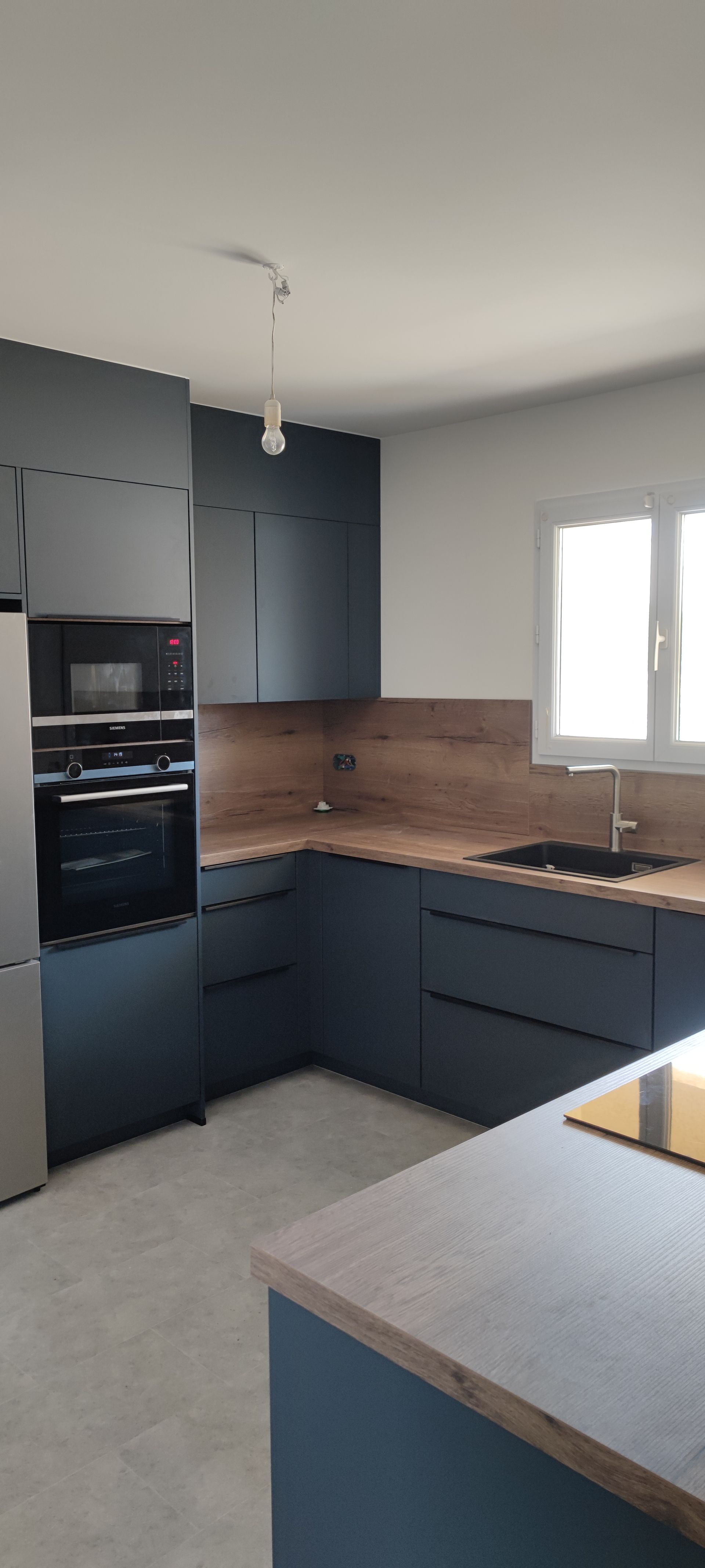 Cuisine moderne en couleur gris et bois