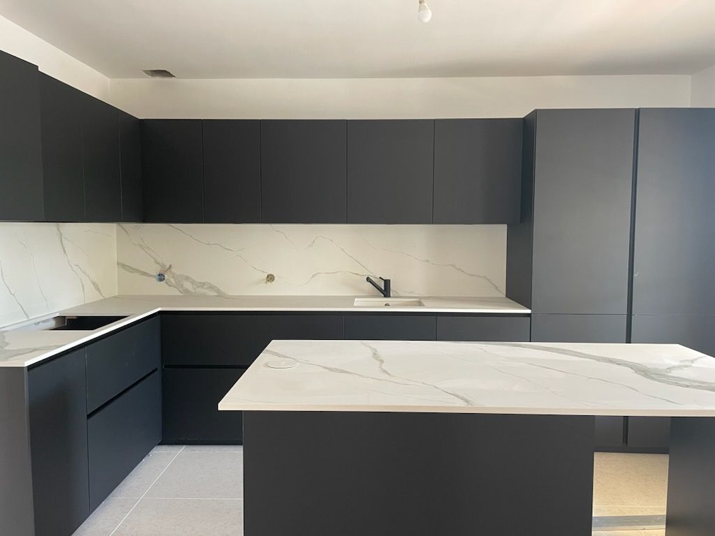 Cuisine gris mâte avec ilot centrale