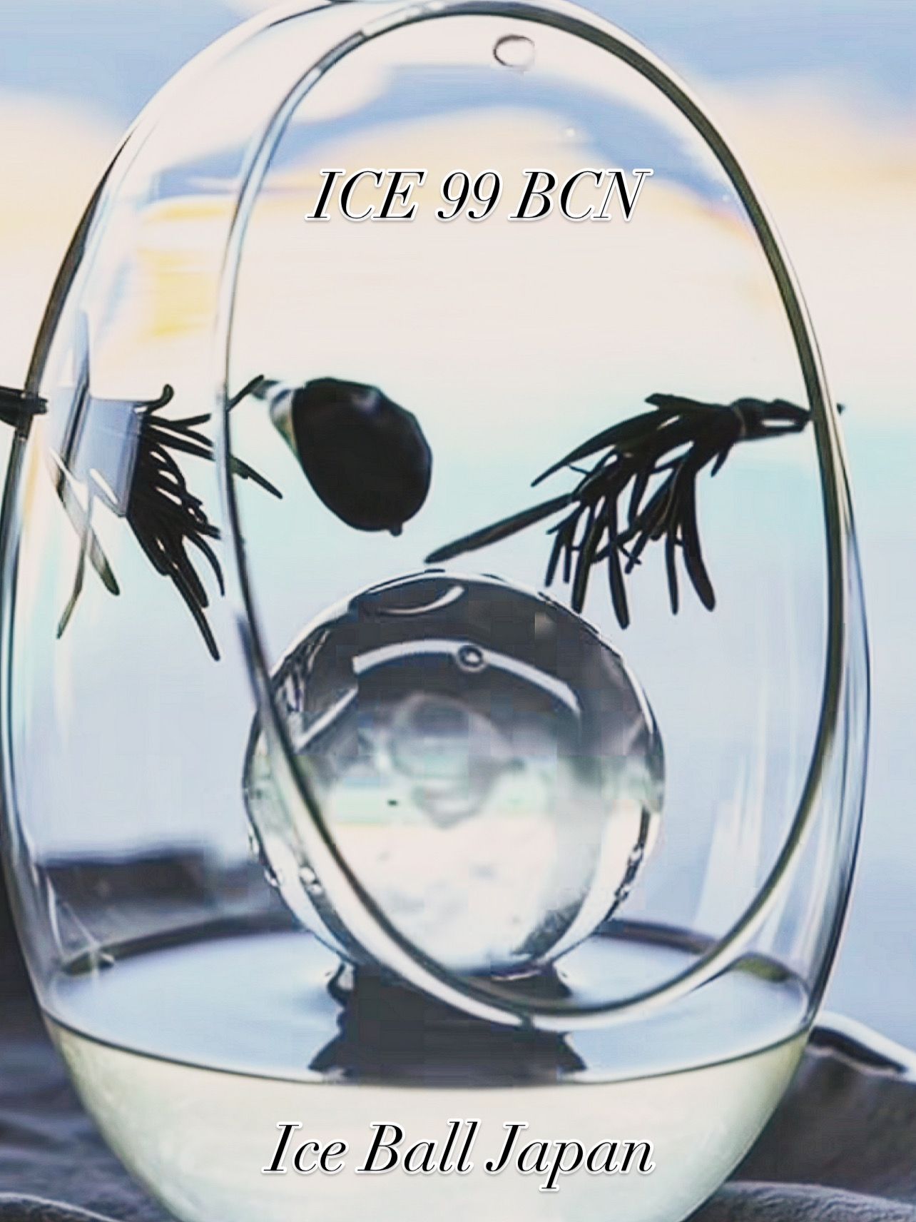 Tres cubitos de hielo chapoteando en el agua, creando un rocío sobre un fondo blanco.